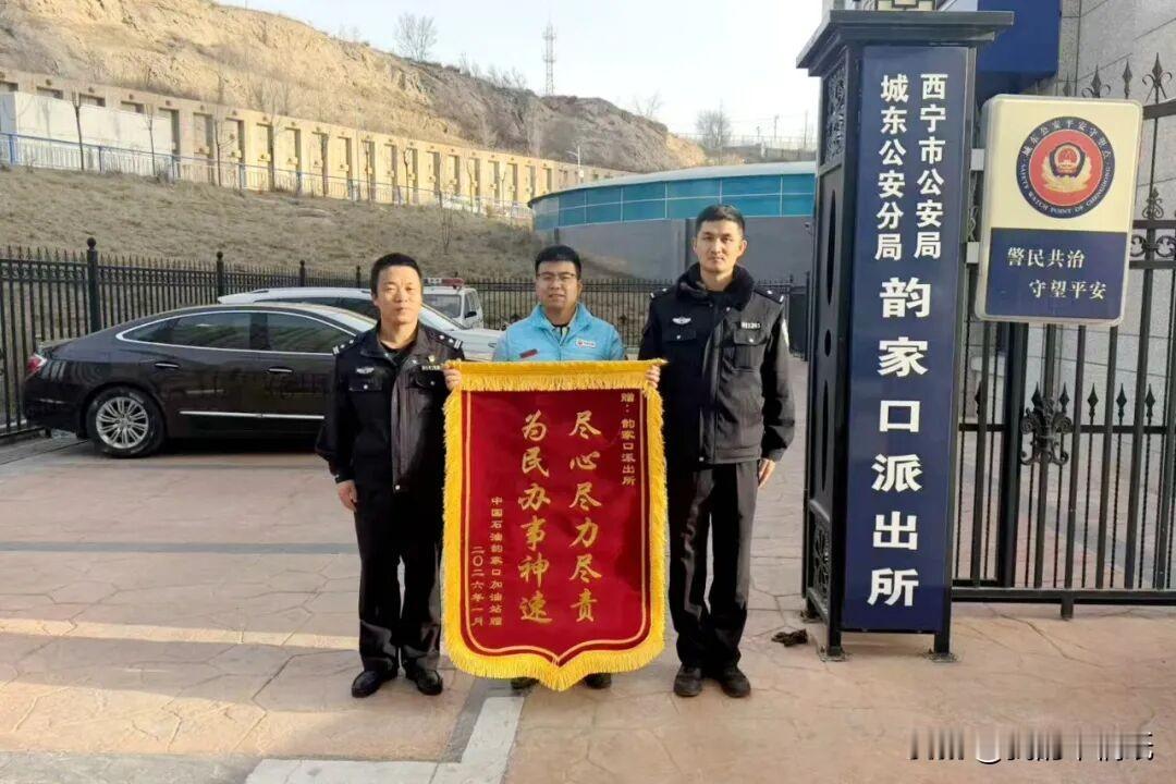 西宁一加油站里两大车司机为插队干架，工作人员劝架反遭投诉，结果…

这事就发生在