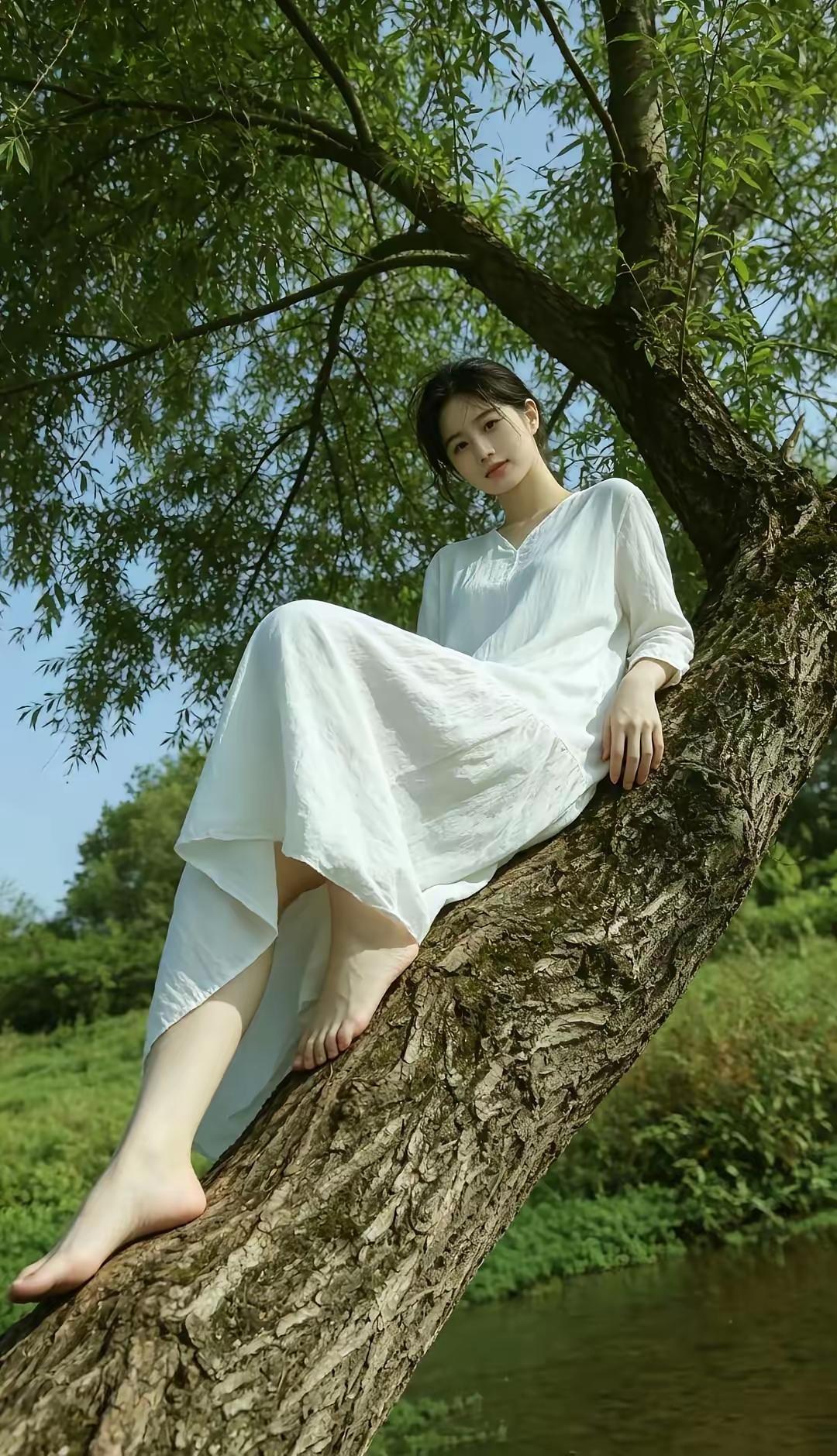 在树梢上享受宁静，白色长裙与自然融为一体。🍀🌺🌟