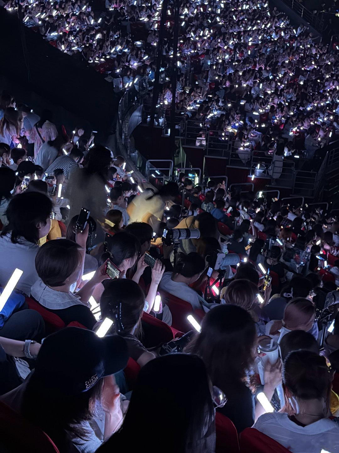 周震南北京演唱会上座率 开票秒空线下兑现热度，周震南北京演唱会超高上座率，见证超