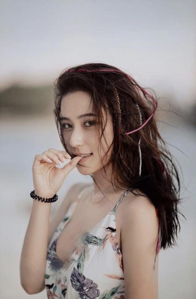 何超莲这手好牌打得稀碎，真是白瞎了赌王千金的身份
 
赌王三房的好出身，愣是让何