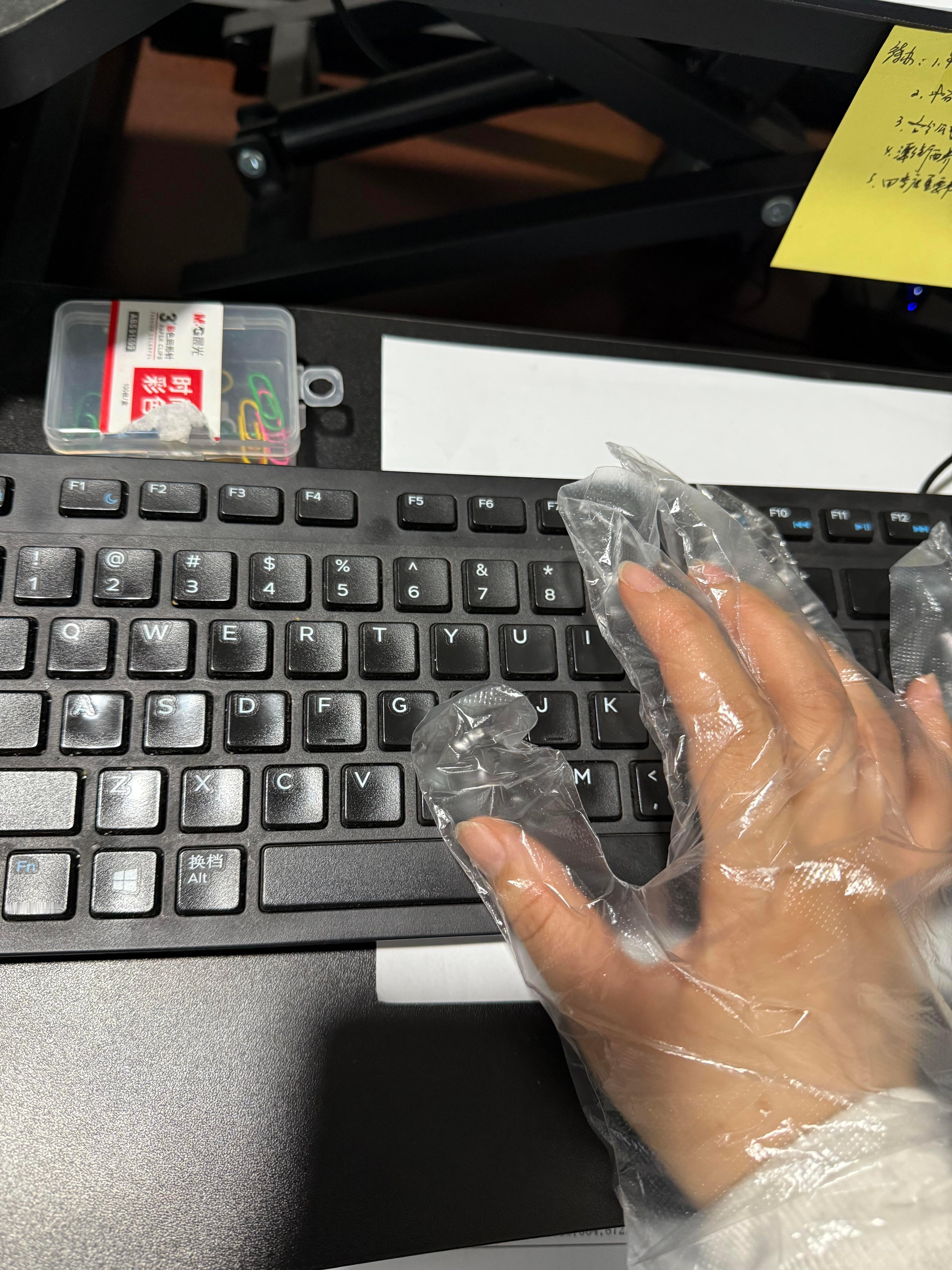 谁懂 男同事让我帮他开电脑 我就这样真的很油的键盘和鼠标 