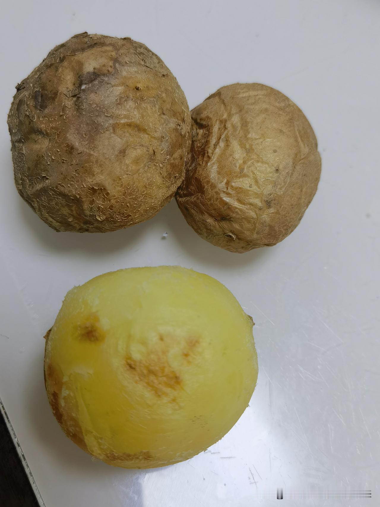 火烤整土豆
 
柴火里埋上整颗土豆，是朴素又治愈的美味。等炭火慢慢焖烤，外皮被烘