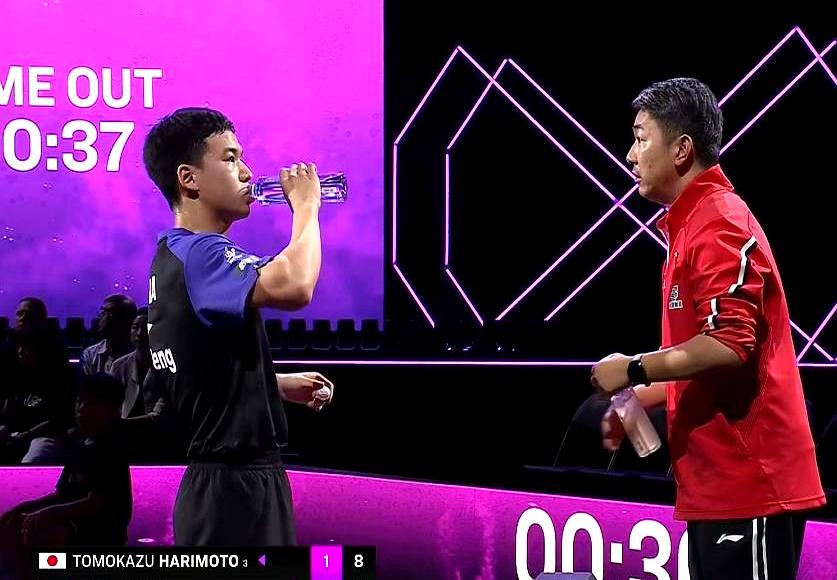 向鹏0比3输给张本智和，最扎眼的却不是比分，而是第二局那次暂停。
眼看从4:7一