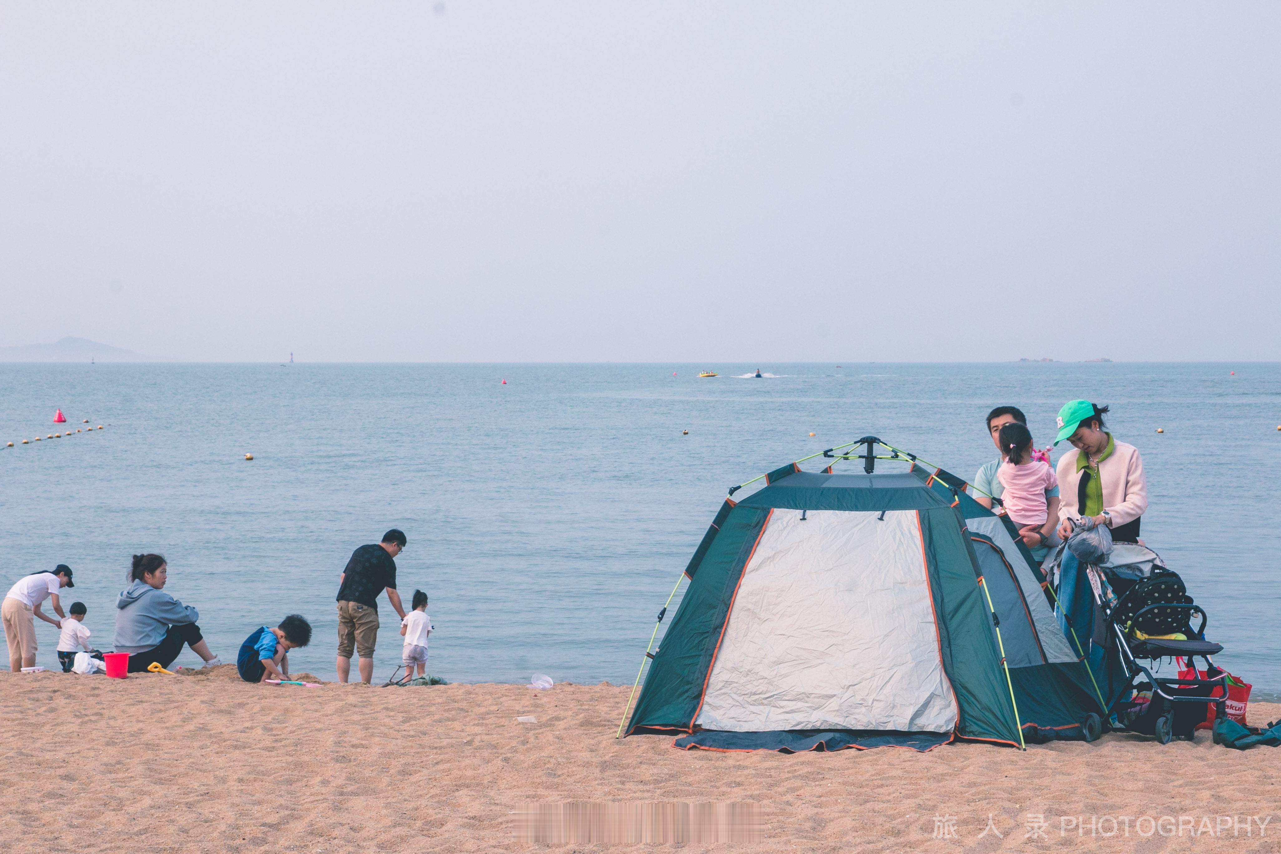夏天已至，浪漫升温，去一趟海边吧！此时珠海的海滨泳场，正迎接着盛夏最热烈的朝气。