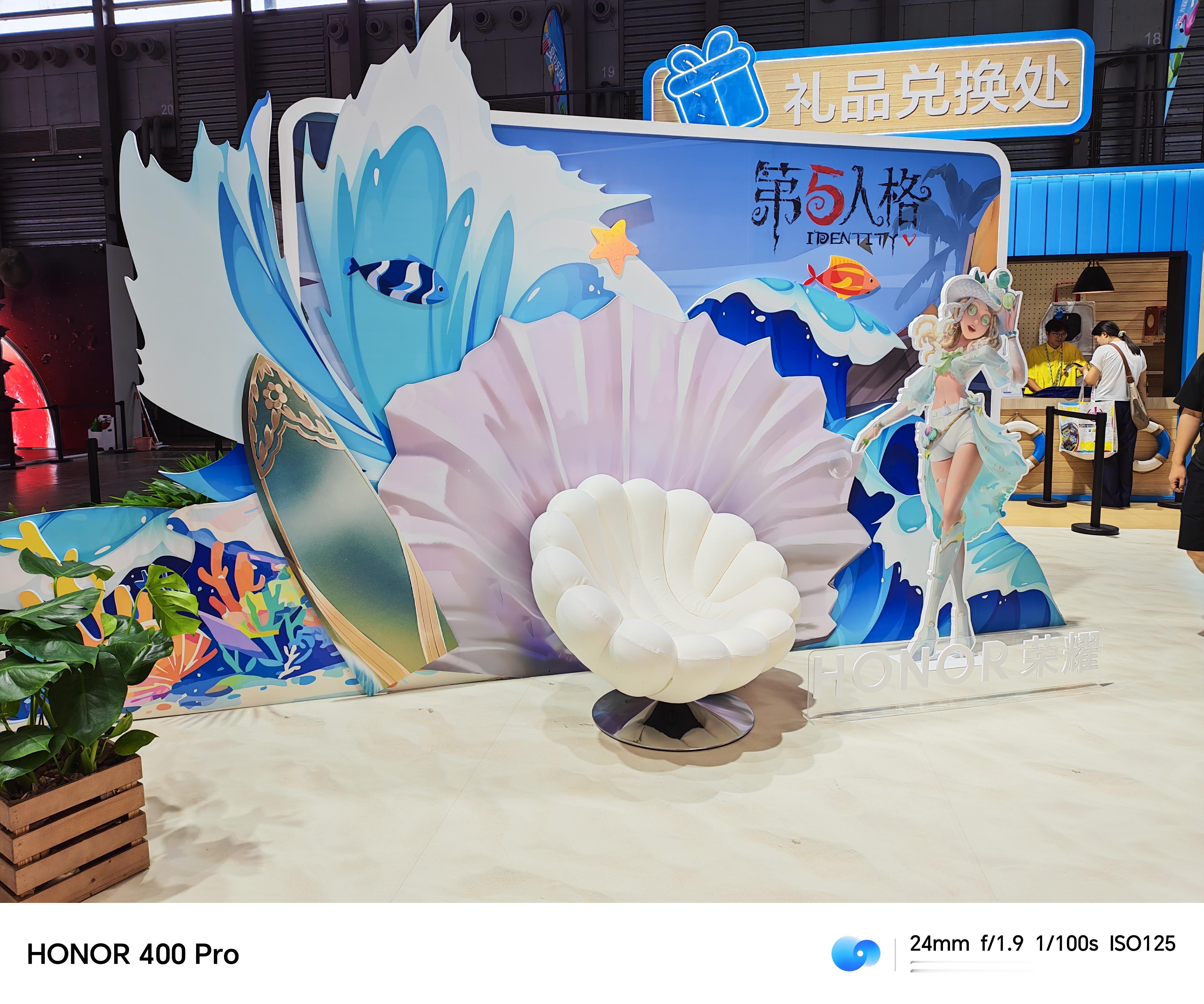 来2025ChinaJoy，荣耀的夏日展区真的让人眼前一亮，除了清爽的海滩风格，