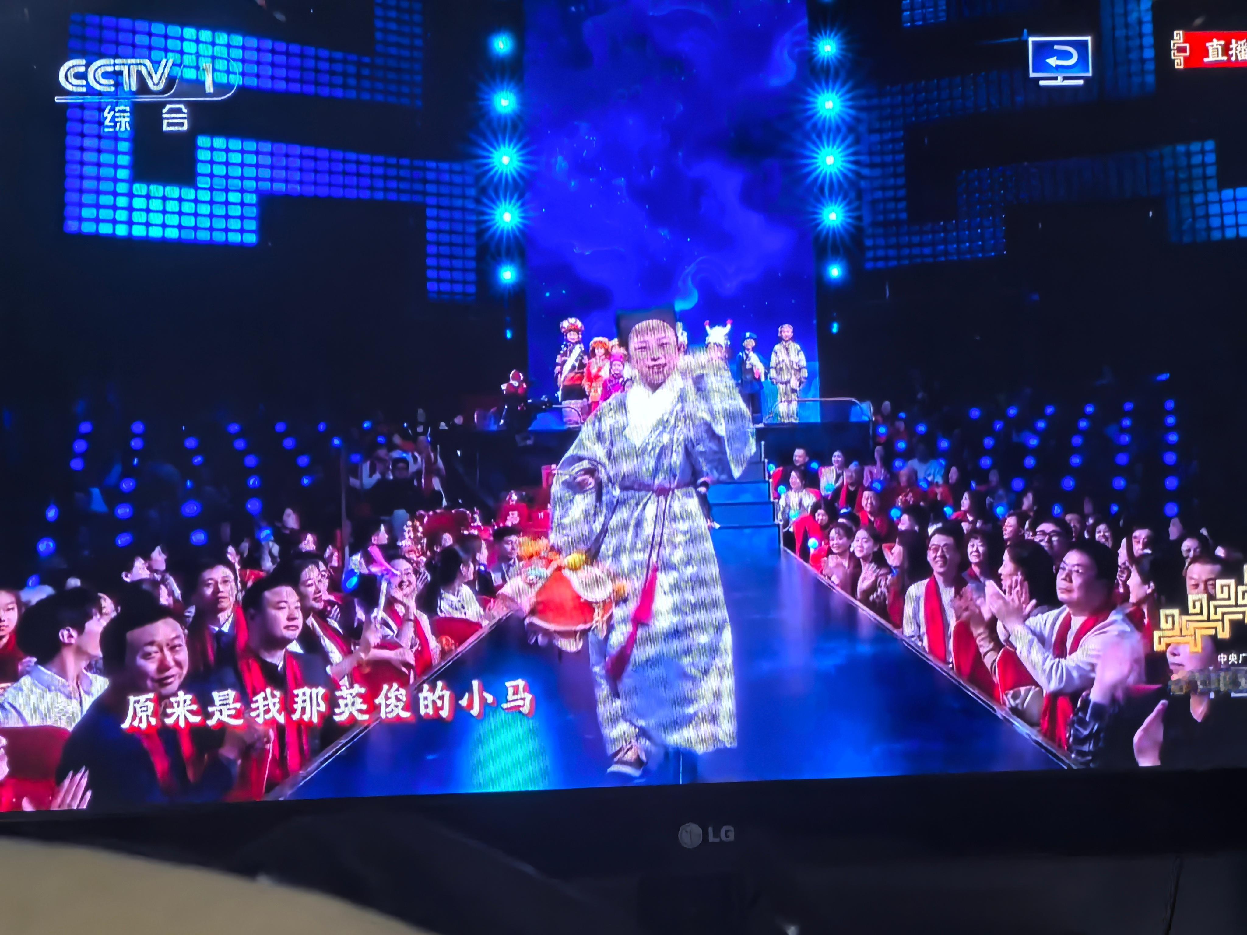 周深这个节目，小朋友们是穿着56个民族的传统服饰走秀吧？汉族代表的小朋友穿了明制