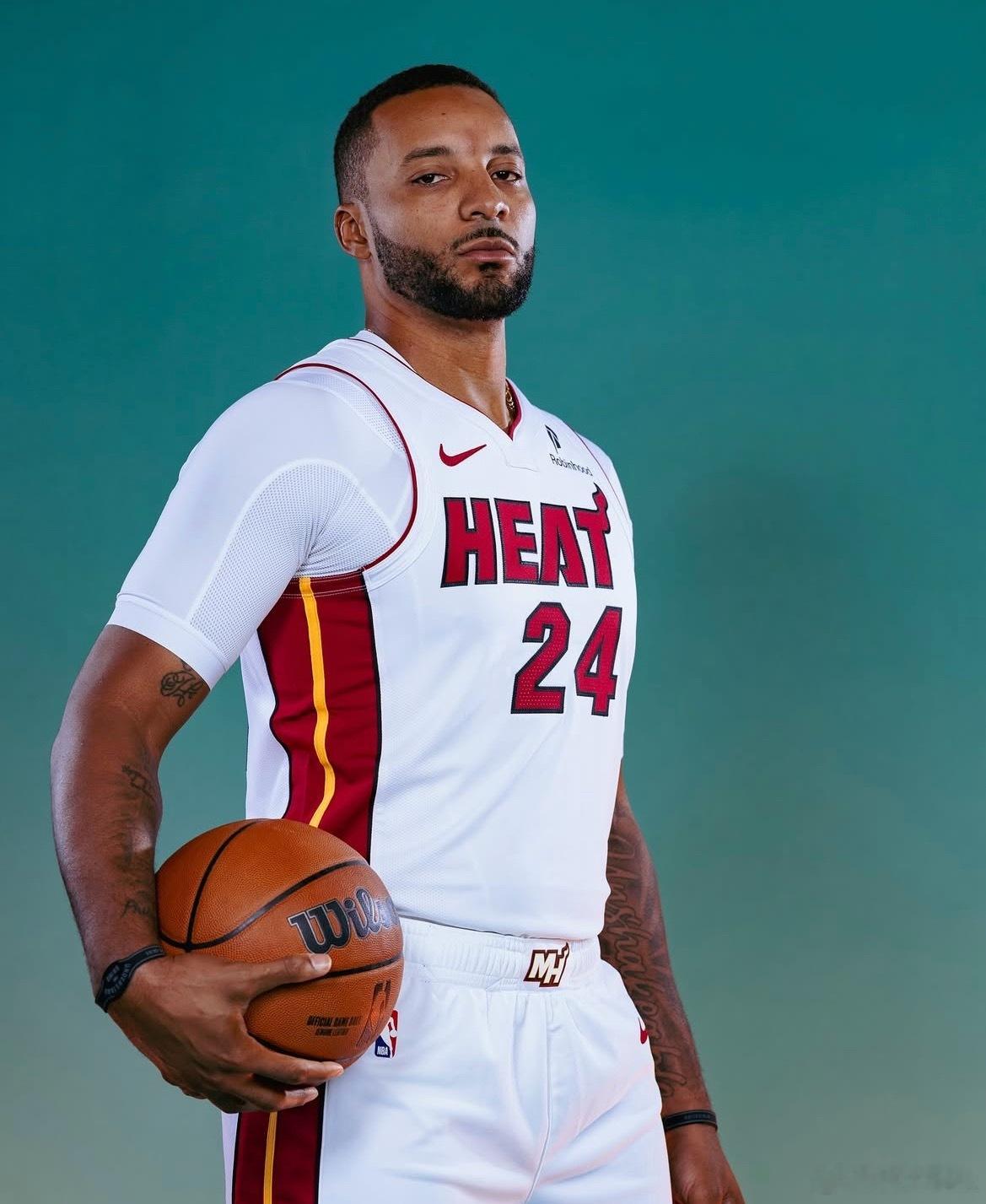 鲍科比超越詹姆斯！鲍威尔热火生涯前10场比赛砍下261分，打破了詹姆斯的223分