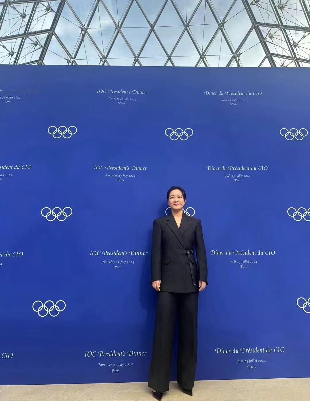 #贾玲巴黎状态#贾玲的状态是非常不错的，一身黑色西装精致又干练。招牌笑容永远挂在
