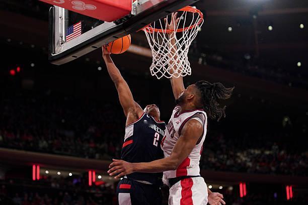 全美第22号种子圣约翰大学坐镇主场以81比72战胜了全美第3号种子康涅狄格大学。