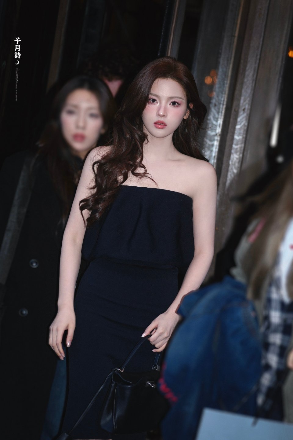 杨超越出个国怎么美成这样杨超越出个国咋就美成这样了！巴黎那套穿搭，卷发慵懒，晒伤