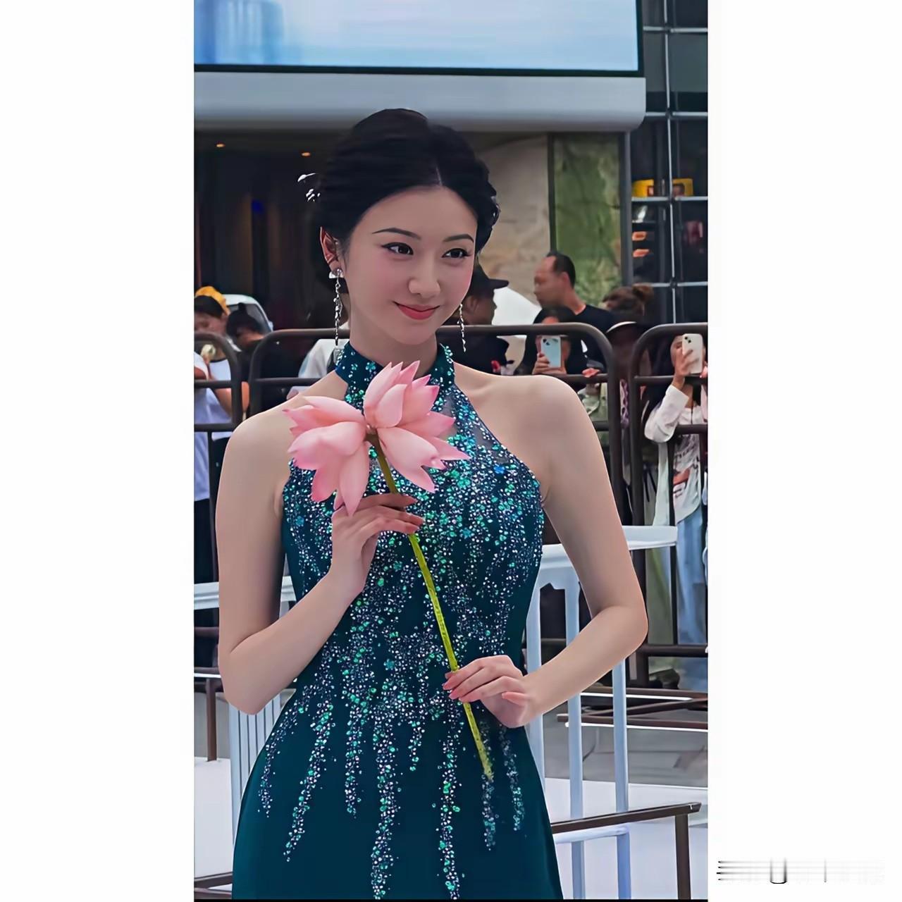 一个38岁的小姑娘，咋这招稀罕呢？
都说她是恋爱脑，傻白甜，像吗？

其实人家十