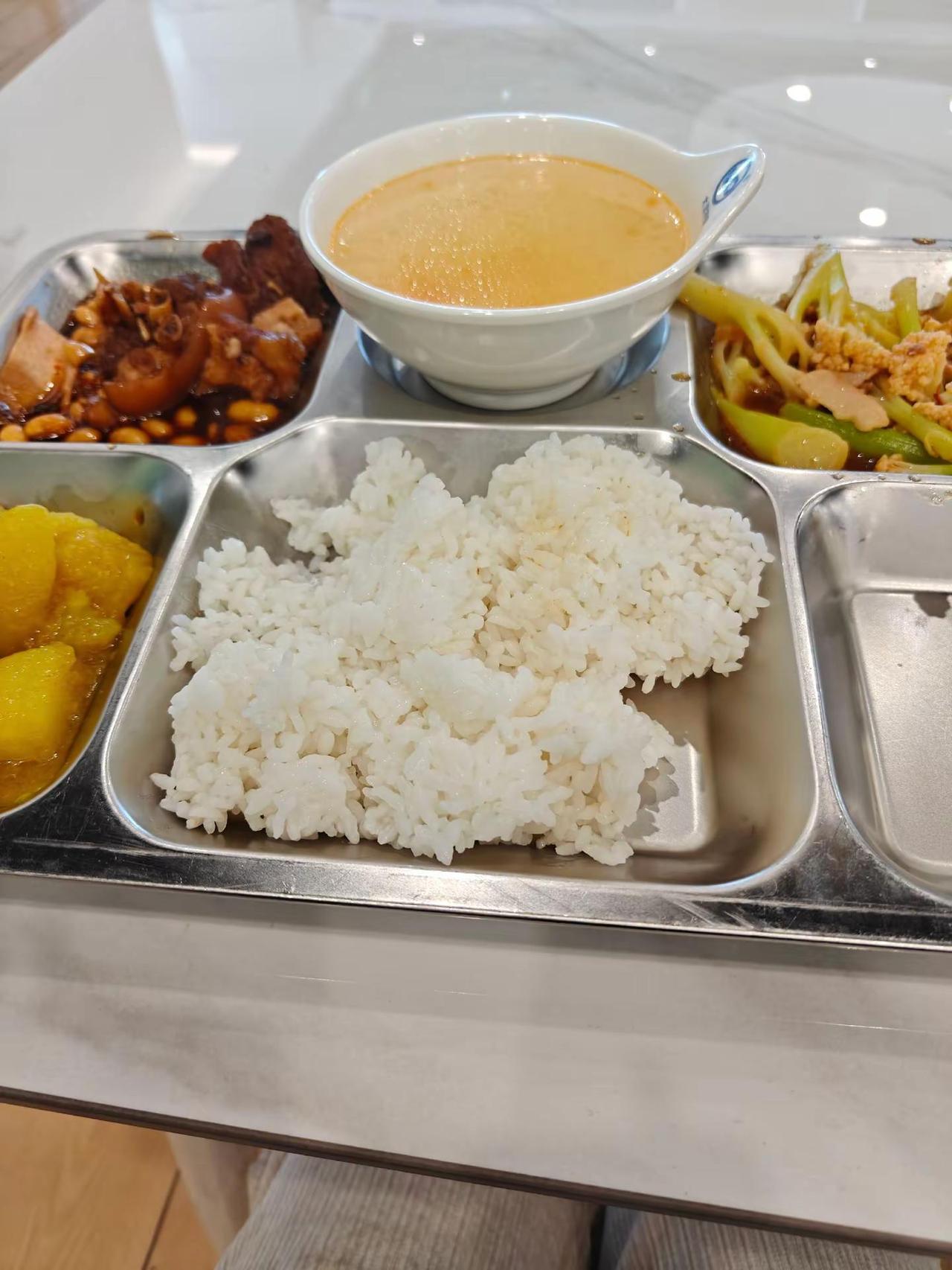 今天我们老大出息，当他把那句话砸到食堂主管的脸上时。我心情都激动了。事情是这样的