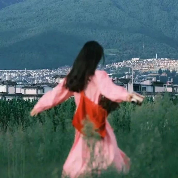 “最勇敢的方式就是销声匿迹，自我沉淀，爱别人要适可而止，爱自己要尽心尽力，生而悦