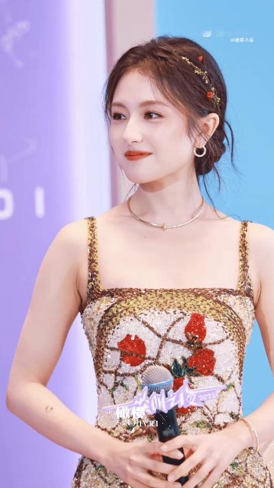 李兰迪今天完全油画少女 精致造型与烟火气完美融合，闪光纱裙衬得肌肤透亮，笑起来梨