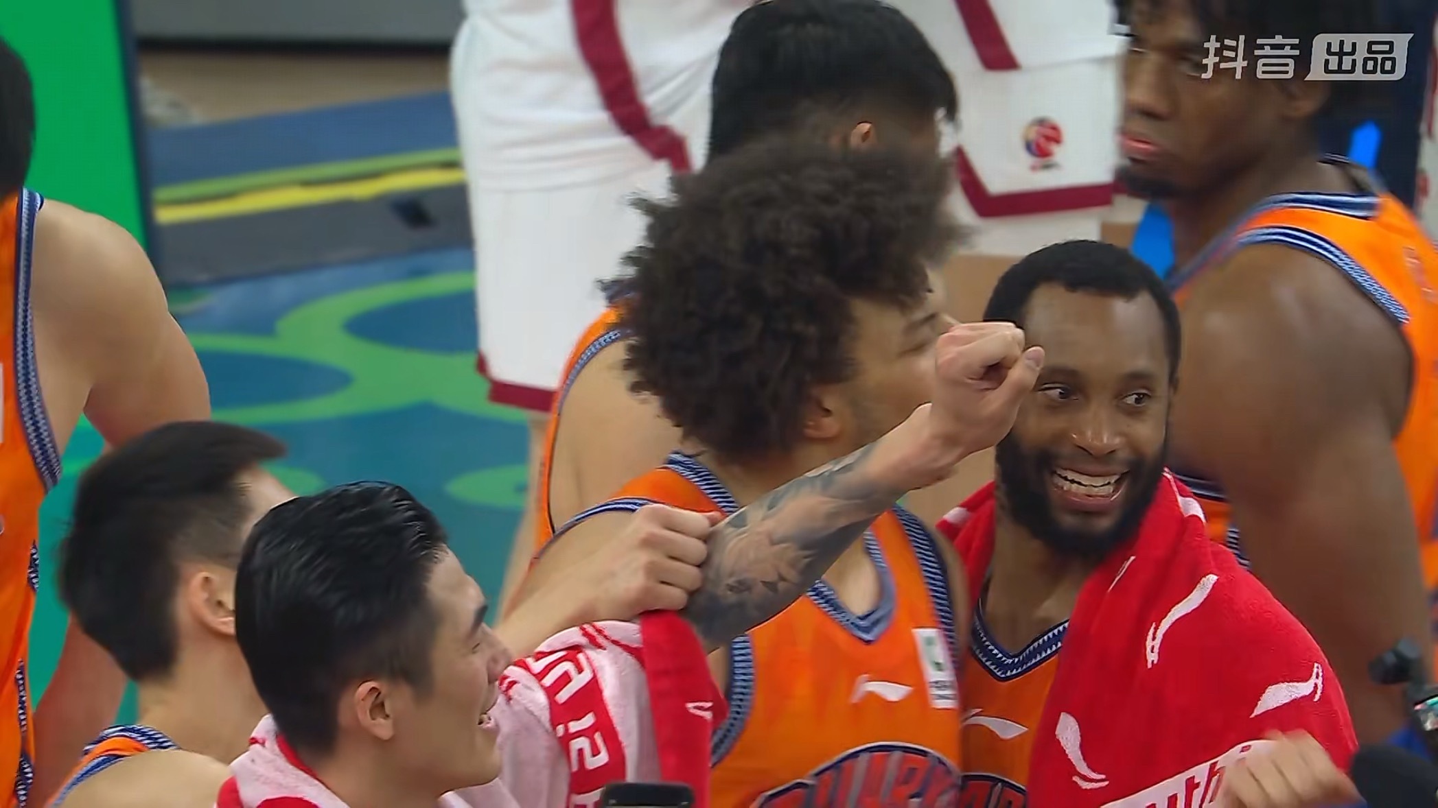 恭喜上海队取得杯赛冠军上海队也完成了CBA俱乐部杯两连冠弗格可以多分到一些奖金了