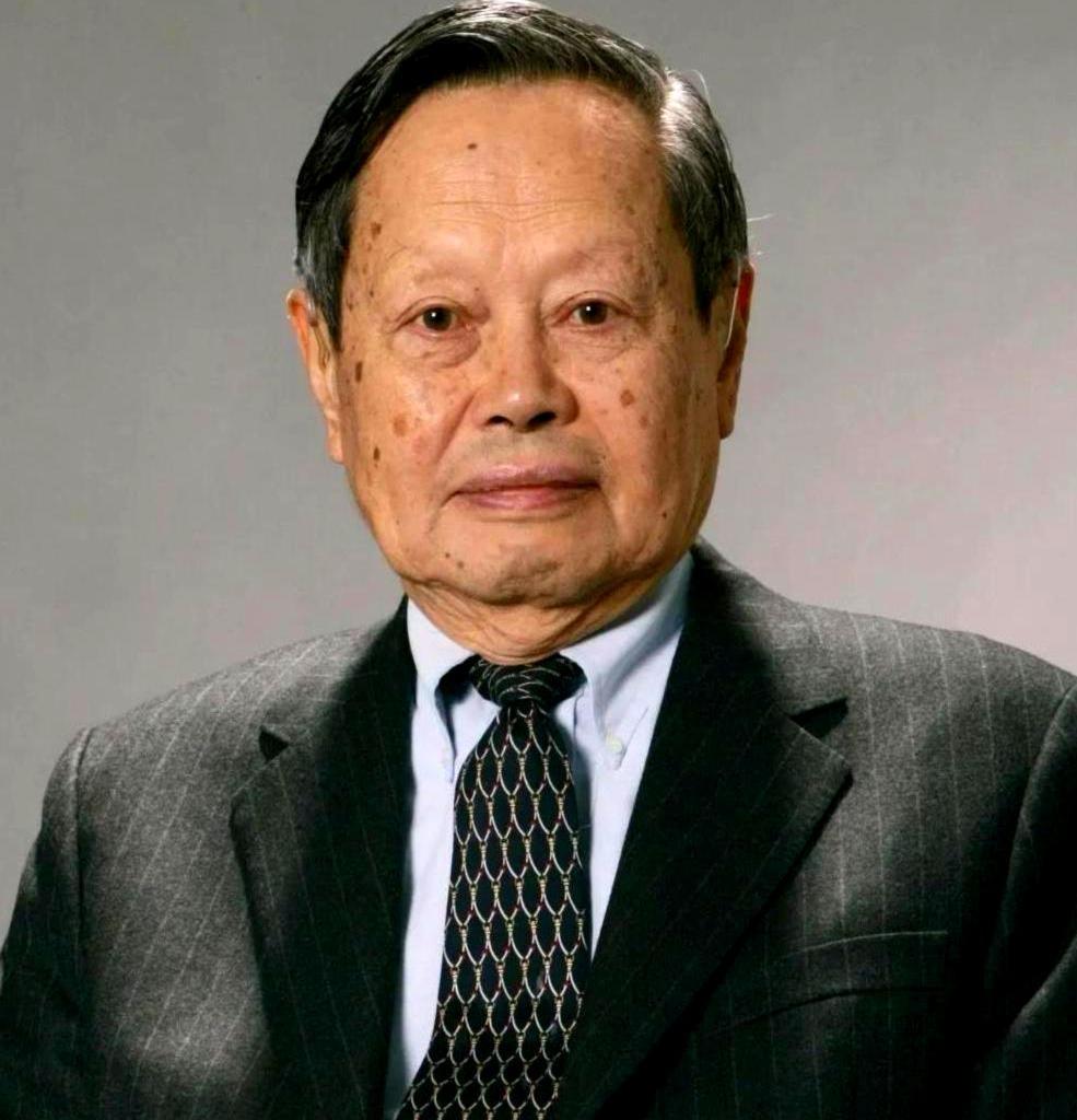 2012年，杨振宁顶着舆论压力公开反对耗资2000亿的大型粒子对撞机项目，这一举