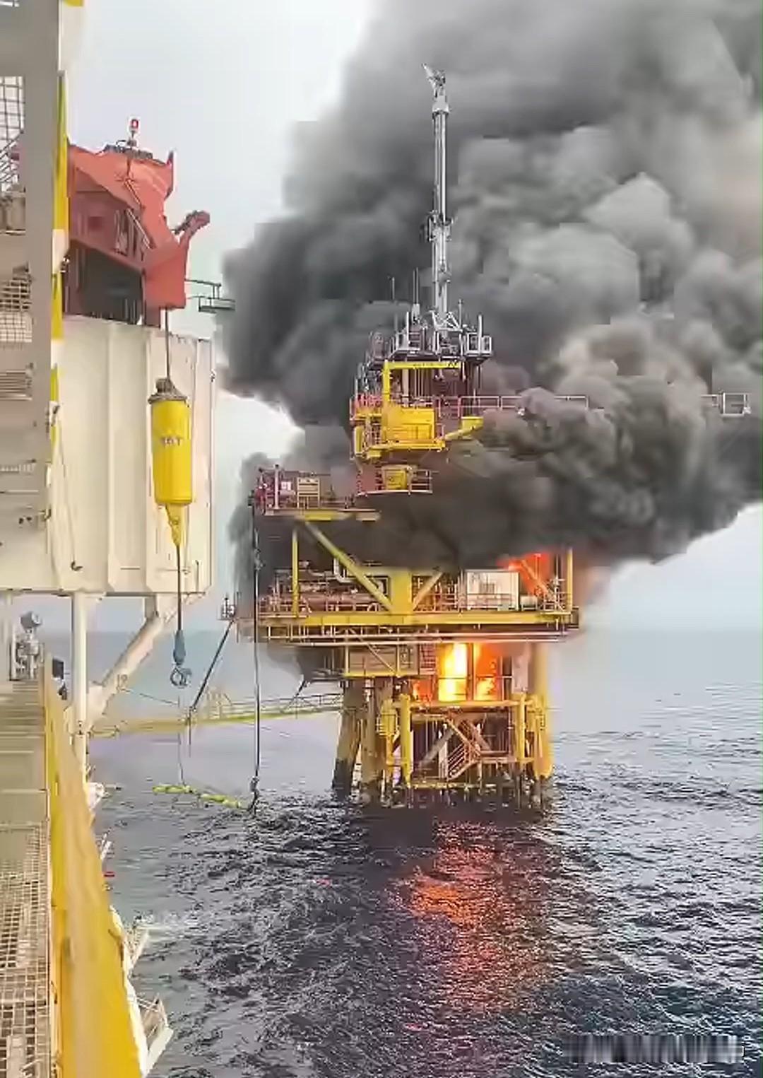 乌军无人机再袭里海，命中三处钻井平台！乌军无人机里海石油钻井平台俄罗斯卢克石油公