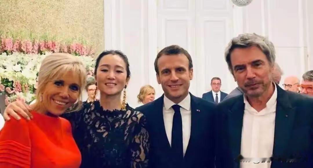 这下好了，
章子怡坐不住了，
马克龙访问中国期间带来的团队里，居然又有巩俐夫妇，