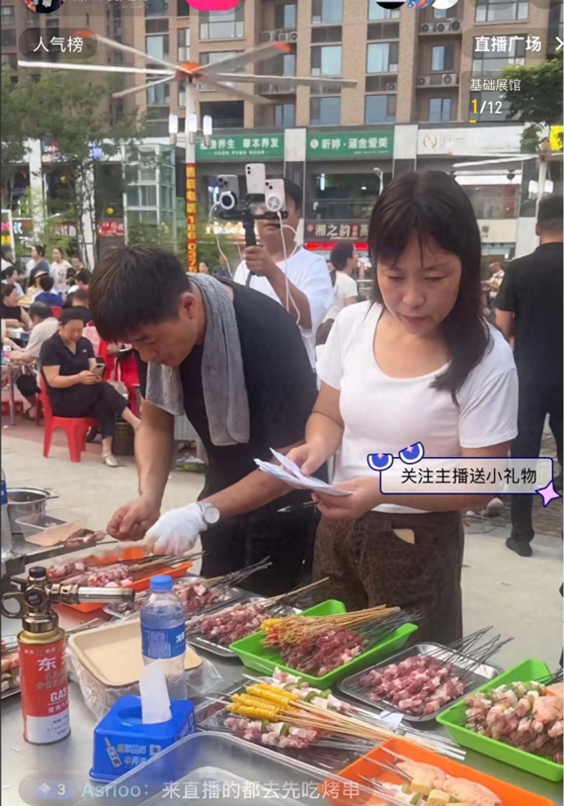 烧烤师傅陈杰这次算是真正接住流量了，摊位搬到九龙广场后，原本有人担心顾客会因为地
