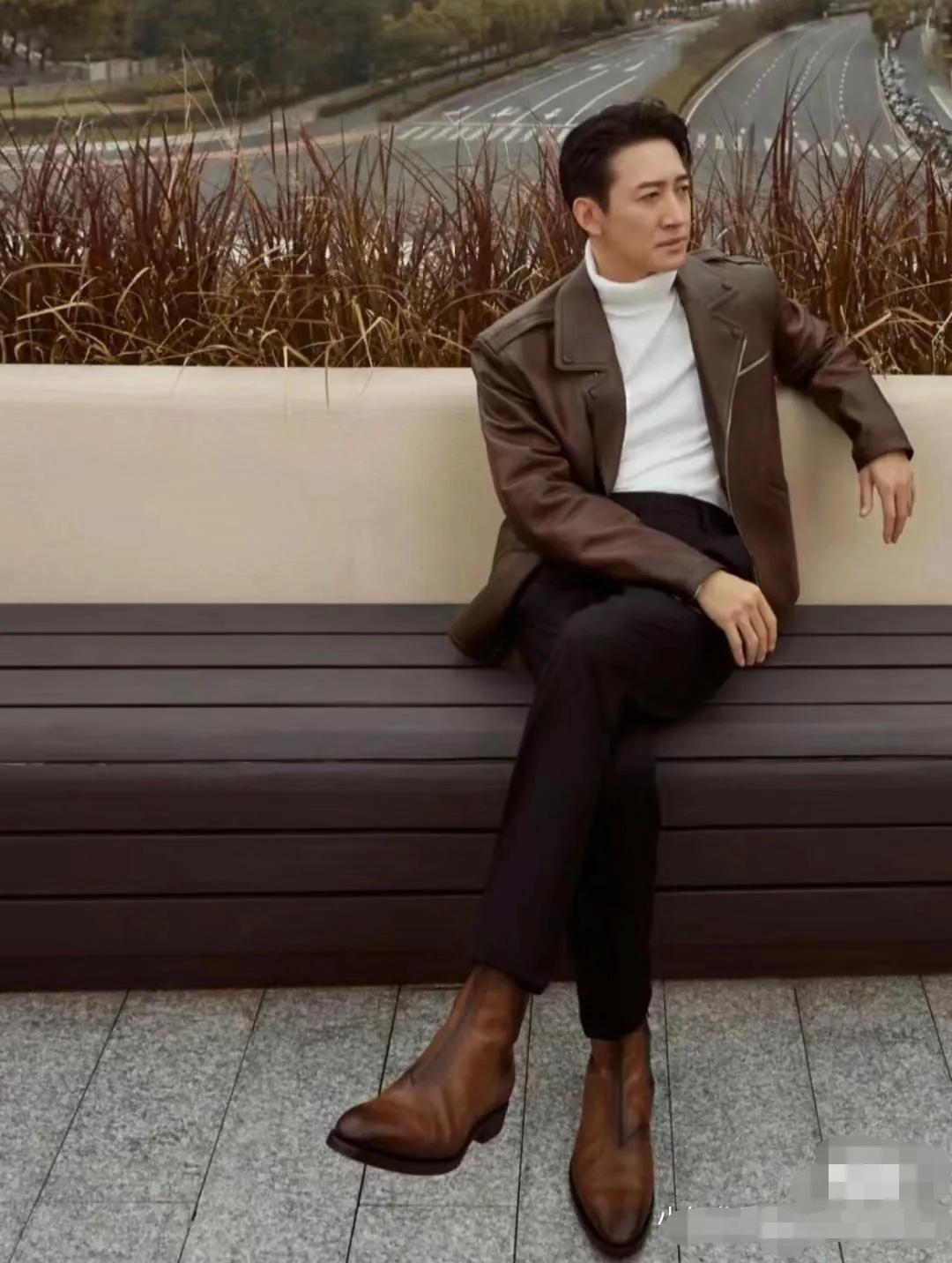 王阳 很有男人魅力。
五官俊朗，身材高挑有型，这身打扮英俊帅气又时尚，浑身散发着