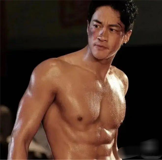 何润东穿红色肚兜色诱陈道明何润东甜妹脸，这大膀子呀内娱快把肌肉型男通通给我拉出来