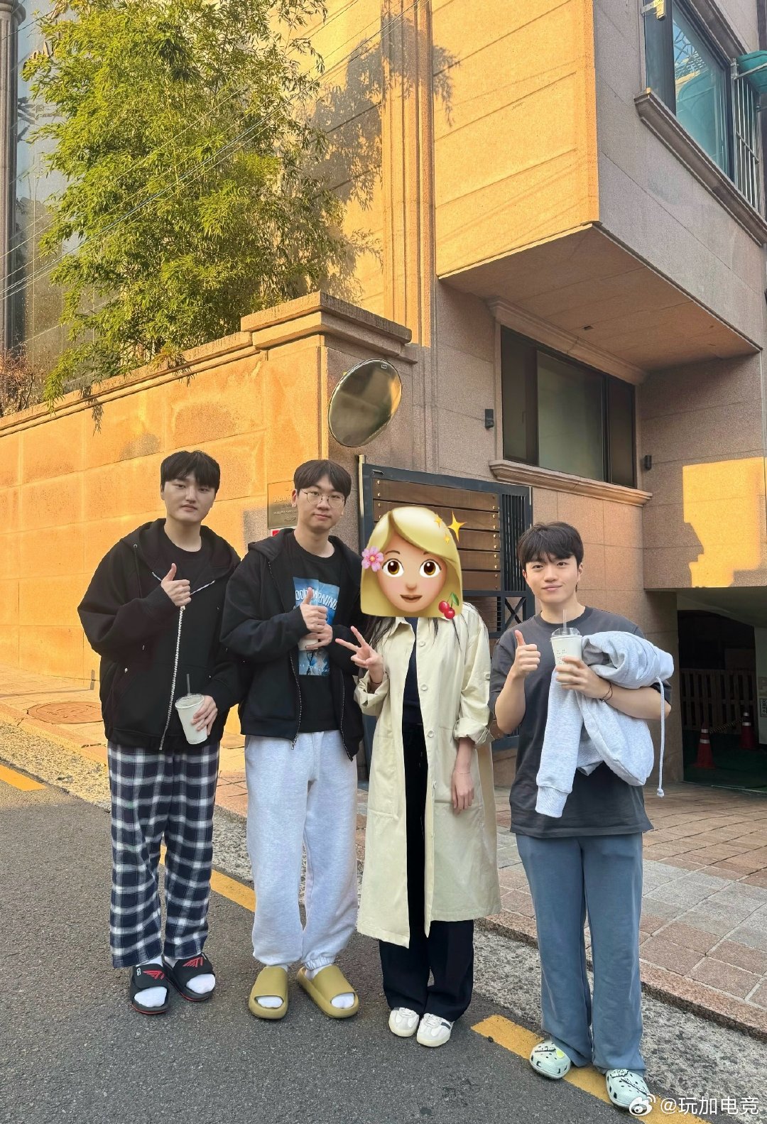 Keria、Peyz、Doran 三人组被粉丝偶遇，从衣服上看是不同的两天cr.