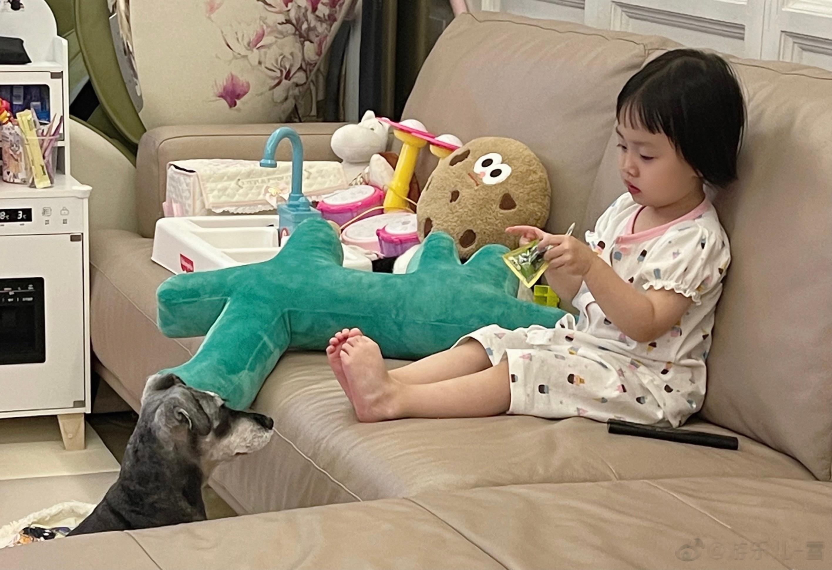 俩闺女的可爱画面[偷笑] ​​​