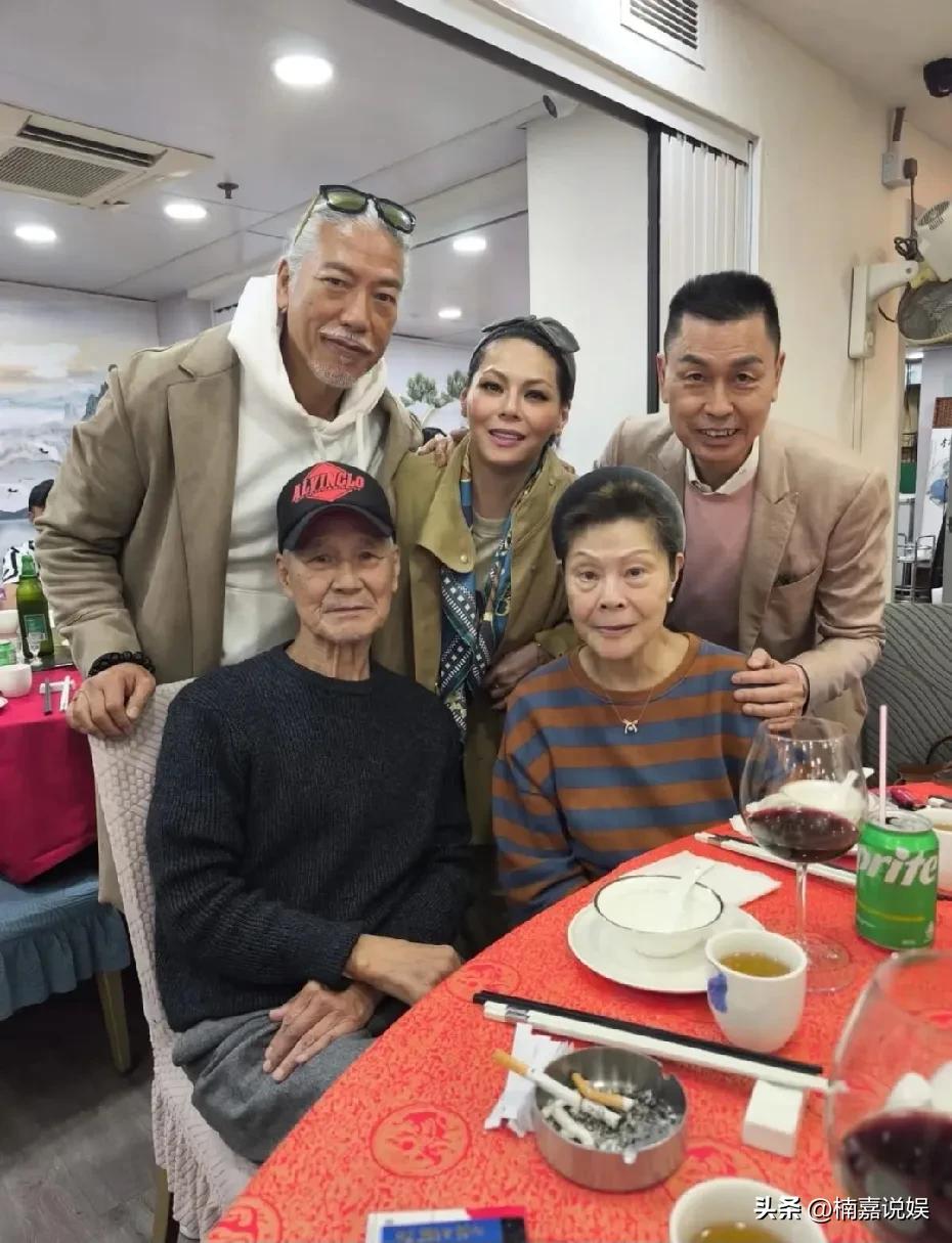 “乌鸦哥”和“骆驼”相聚了，这两个演员同框，真是满满的回忆杀。
63岁的张耀扬，