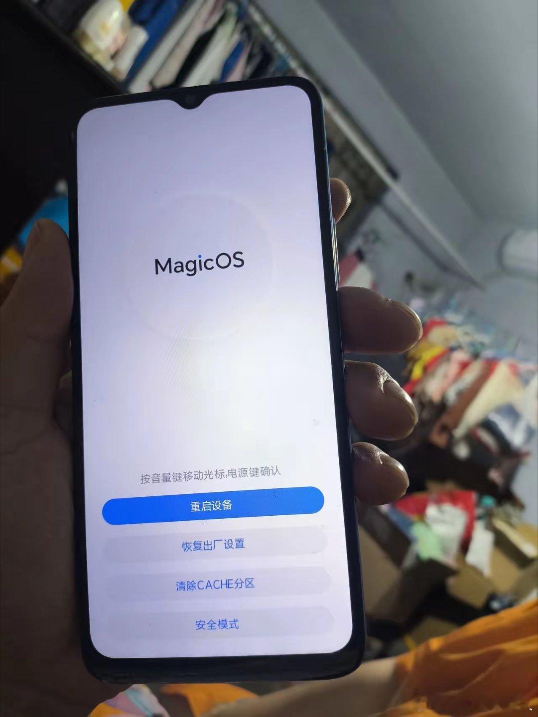 今早上起床，我的荣耀手机就出现了这样的情况，有大神知道这是什么问题不 ​​​
