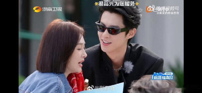 王鹤棣把刷碗手套戴出大片感 把日常家务穿出时尚大片质感，也就王鹤棣能做到了，颜值