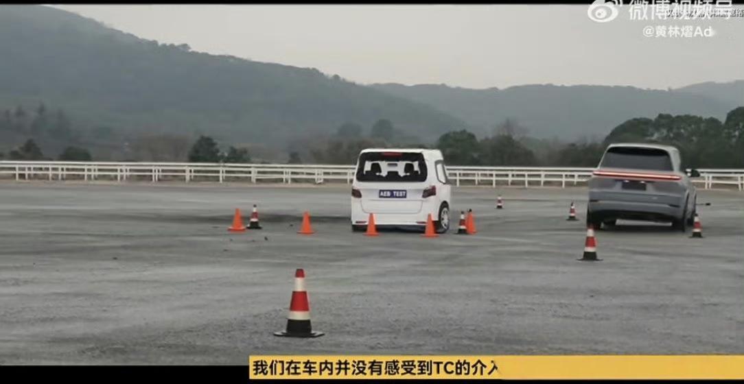 飞坡测试戳破豪华SUV滤镜
【技术贴】
如何通过飞坡，来评价一款车底盘水平？
❶
