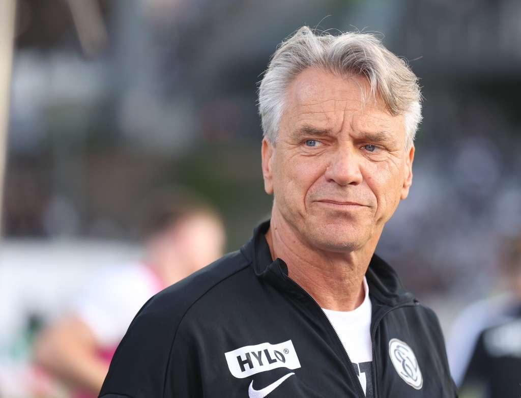 不莱梅连续11场不胜，主教练斯蒂芬也下课了。
目前不莱梅只比倒数第三美因茨多1分