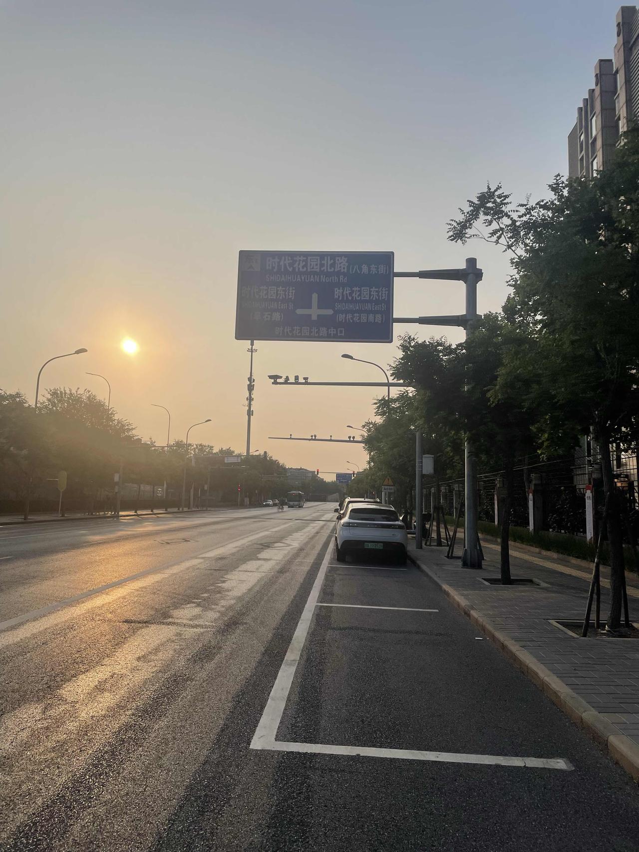 坚持跑步已经快六年了，春夏秋冬、风雨无阻。每天完成5公里晨跑。
人过六十，觉就少