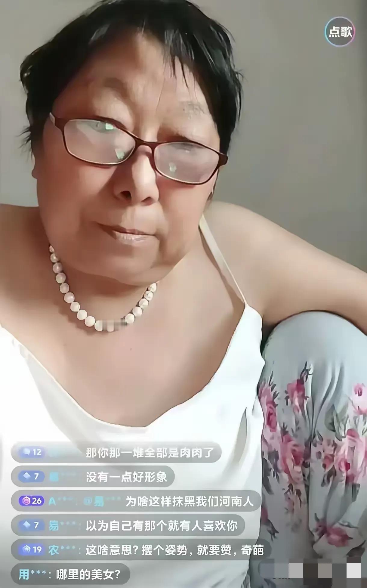 60岁老人的直播间。
虽然说是穿衣自由，但这样的穿着面向大众直播就不一样了，说得