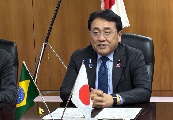 日本终于扛不住了！熬了整整六个月，硬是等不来中方一个回应，急得高市早苗不得不搬出
