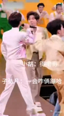 胡先煦车载弹簧狡猾的宽粉 胡先煦这“车载弹簧”的设定太有创意了！昨晚看他像弹簧一