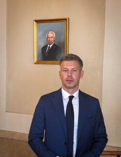 在匈牙利总统官邸，马扎尔站在已故前总统弗伦茨·马德尔肖像前，称将沿着他的指引前行