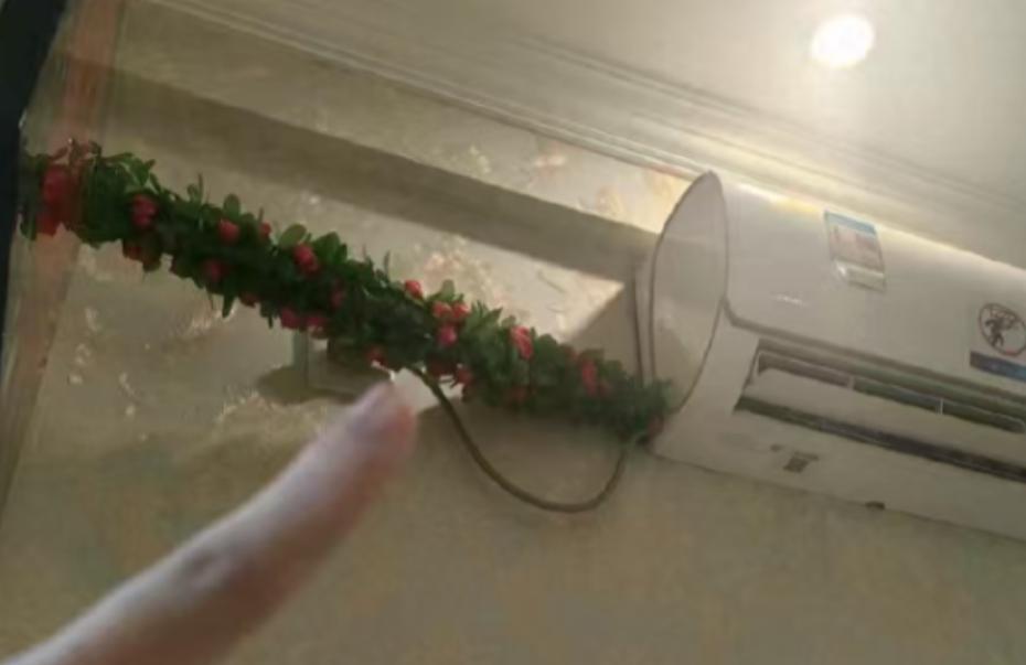 女生上厕所时发现，隔板下面有一部倒扣的手机。一起公厕偷拍案，撕开了多少人的安全幻