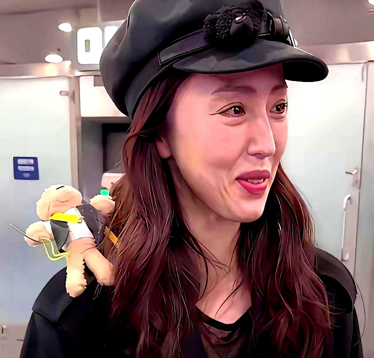 一张素颜怼脸照，光线差到像监控截图，董璇被嘲“路人”。
 

真相简单她忙到每天