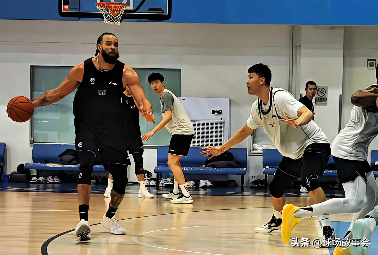 如果你是北京队主教练，现在球队有4个中锋，分别是麦基、范子铭、周琦和丘天，只能选