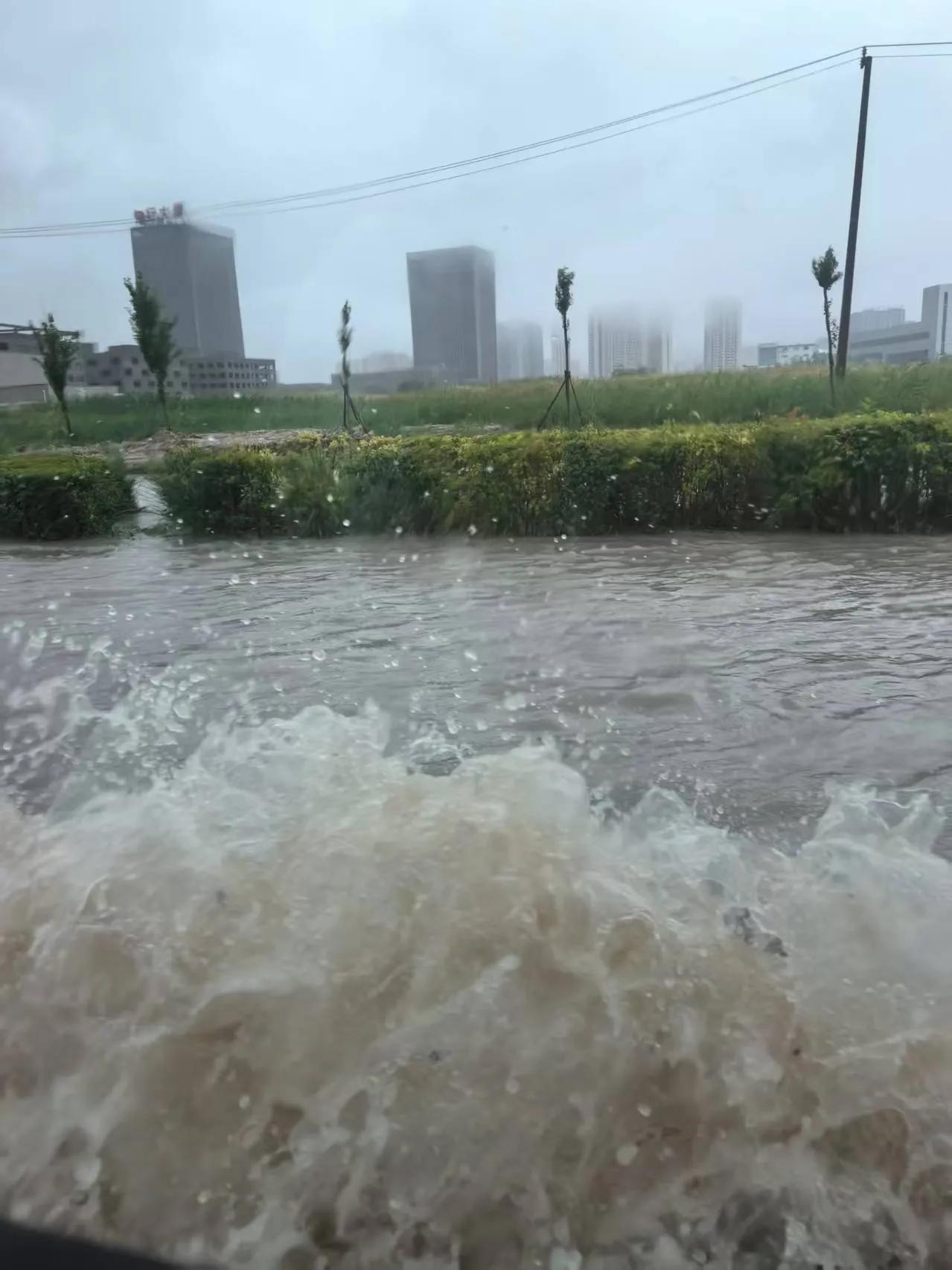 7月5日早上一場大雨真的很大，開發區路面積水嚴重，開車就像駕使船一樣，車子後面已