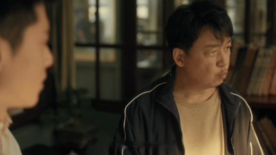 潘粤明王鹤棣开播就分手本以为悬疑剧氛围压抑，结果被这对师徒笑翻。佛系师父遇上热血