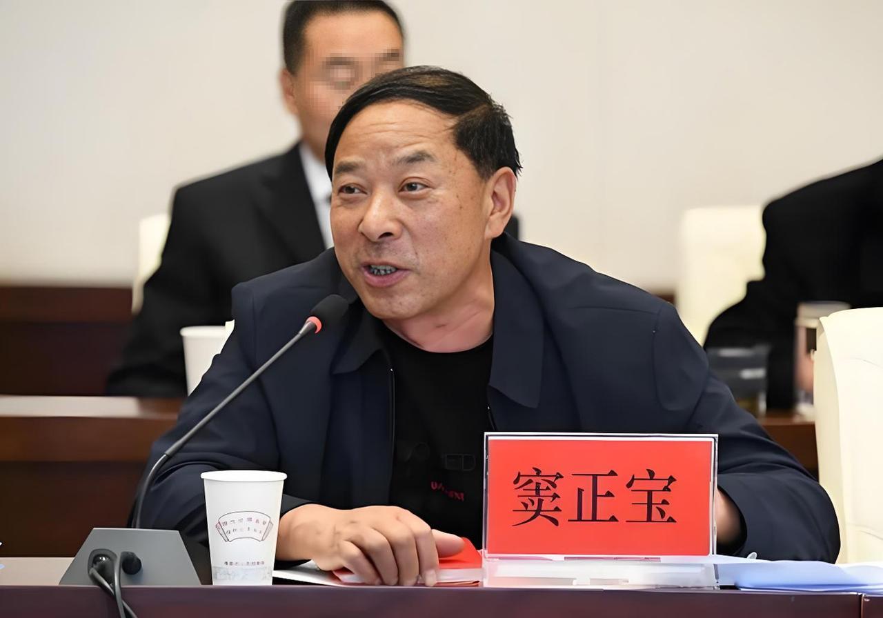 窦正宝是云南楚雄州南华县龙川镇二街社区的居委会主任，社区群众都亲切地称他为“宝书