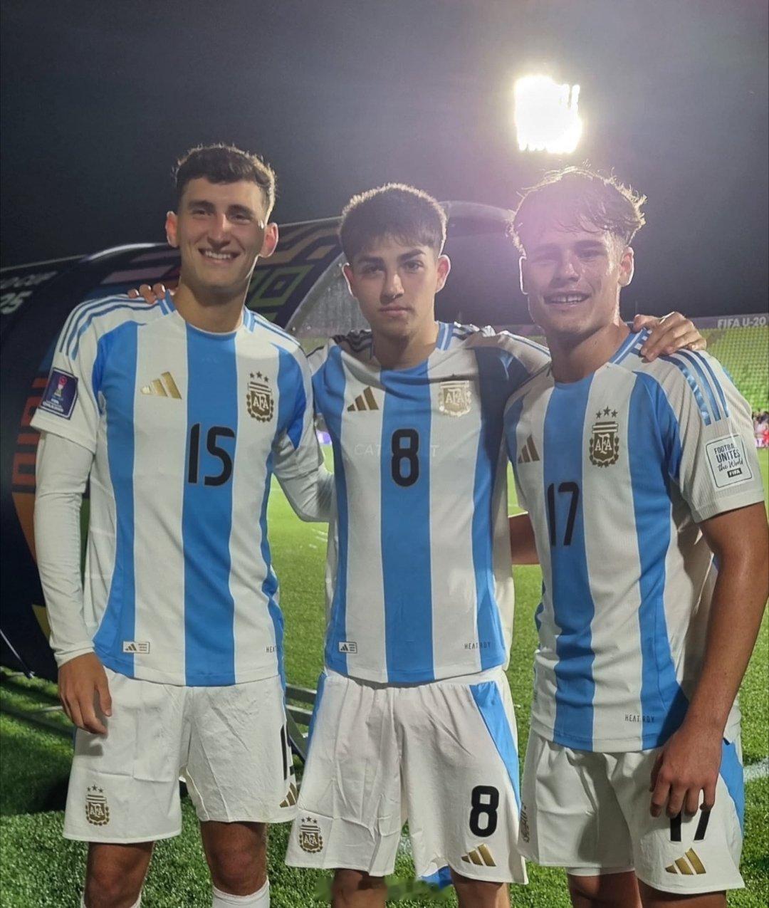 纽维尔老男孩青训小将🔴⚫世青赛全部首秀赛后合影🎥🇦🇷瓦伦蒂诺·阿库尼亚首
