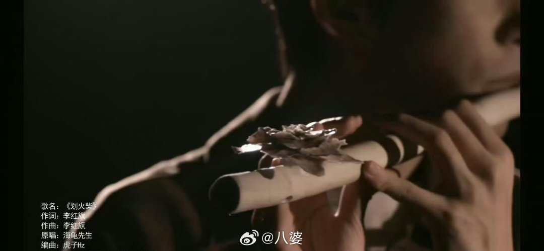 还以为易烊千玺做美甲了镜头制造小误会，背后是满满的创作用心。易烊千玺更新的影像片