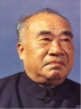 1929年，朱德正和妻子吃饭。突然，十几个敌军踹门而入：“快、抓住朱德！”妻子见