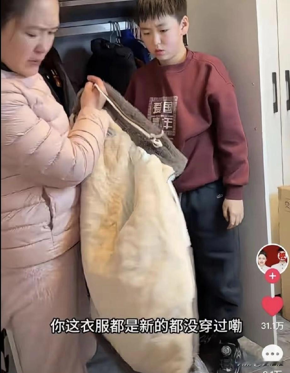 一位爸爸看到儿子童童放学后在房间里悄悄收拾衣服，还把一件没怎么穿过的新羽绒服也叠