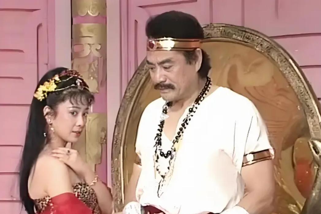 1989年，在拍摄“妲己”和“纣王”在水中嬉戏的那场戏时，56岁的达奇提议加一场