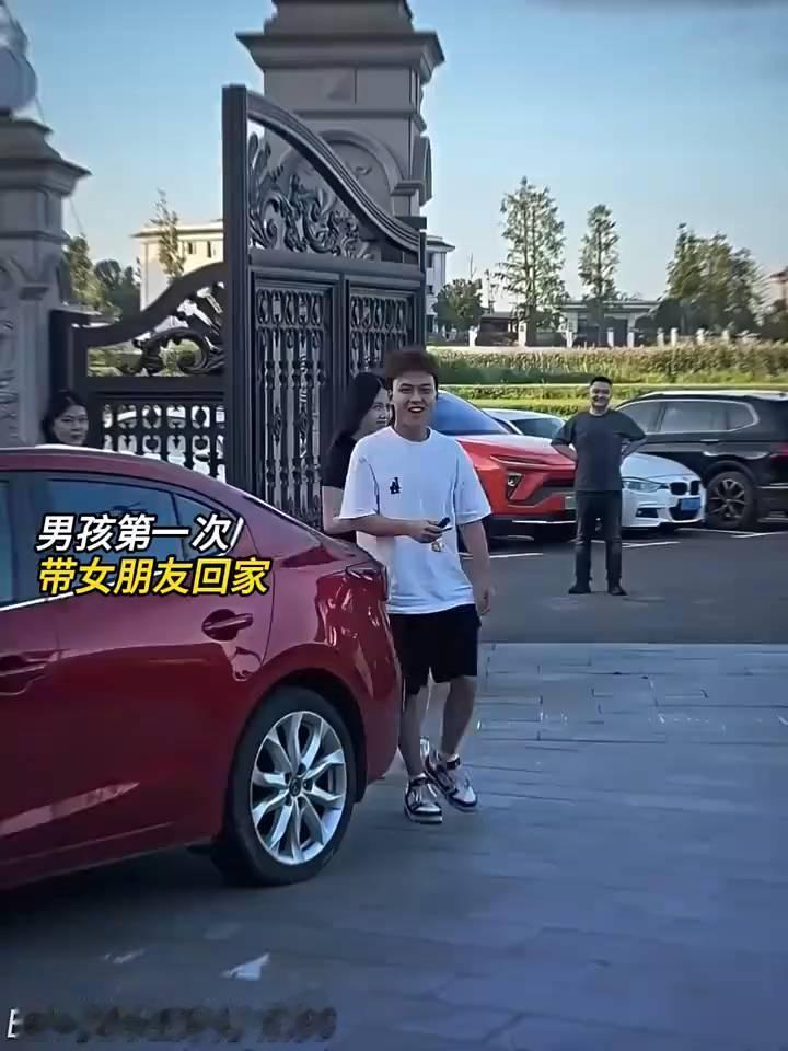 男孩第一次带女朋友回家。
BGM《若今生无缘》万海东。全家人为她准备欢迎仪式，仪