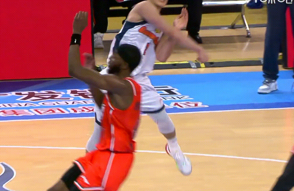 不是哥们，你还会这个？！这半场压哨绝对五佳球之首了啊cba俱乐部杯赛